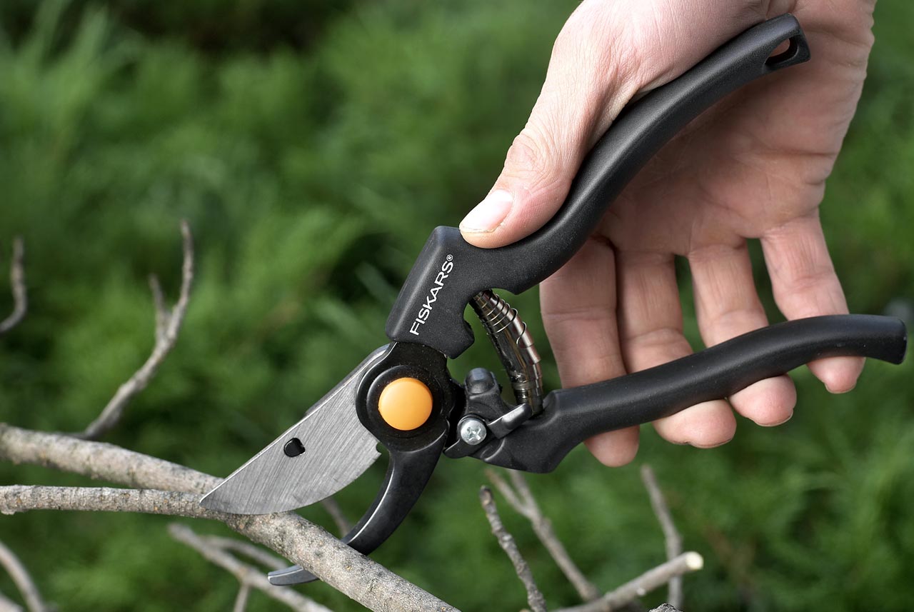 Типы секаторов. Секатор садовый Фискарс. Fiskars Garden Pro p90. Садовые ножницы Фискарс. Fiskars 1000659.